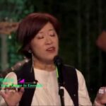 祢的恩典够我用 祂从高处伸手 一生爱祢 祢永远如此深爱着我 祢眼目必看顾这地 得胜的歌